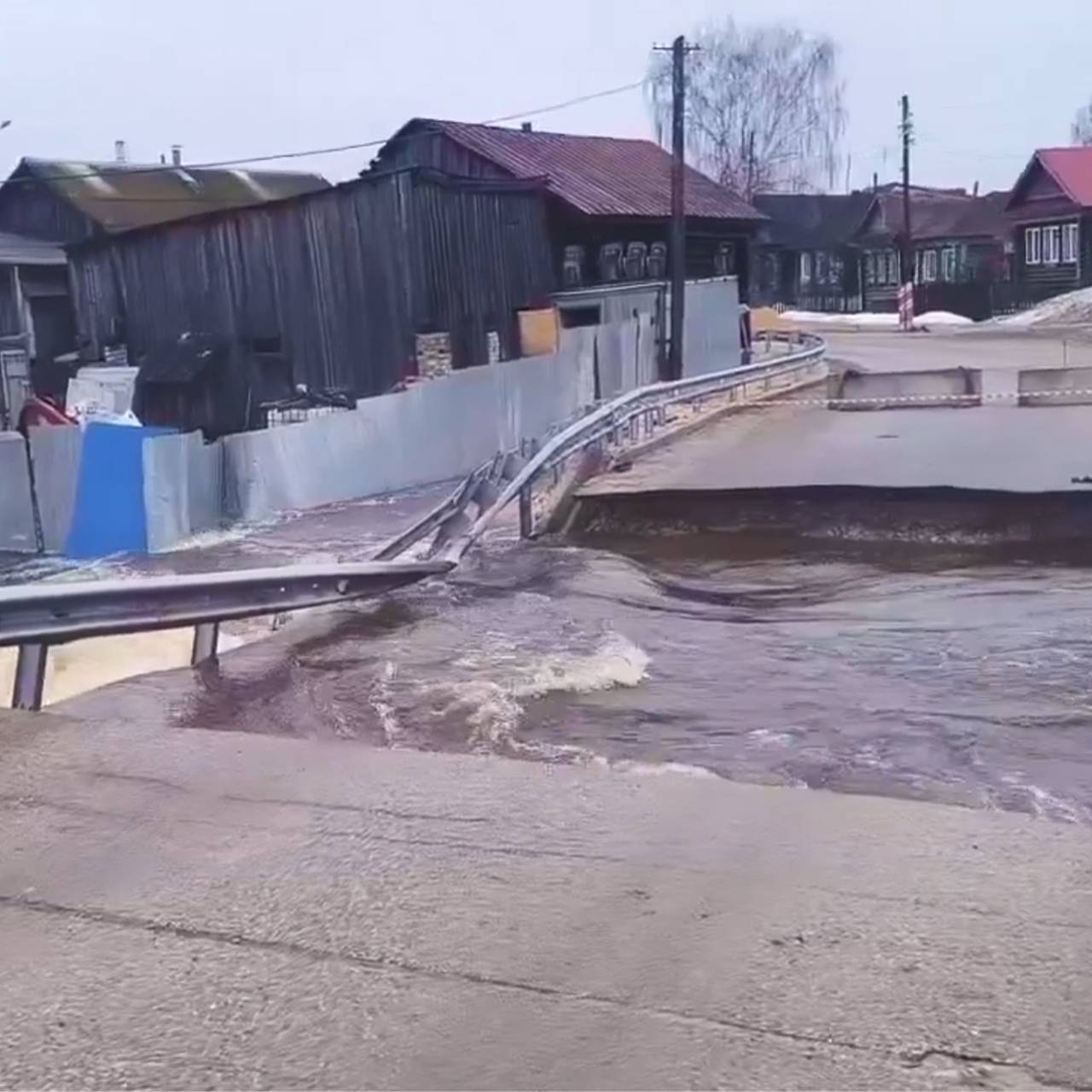 В российском регионе паводками снесло мост