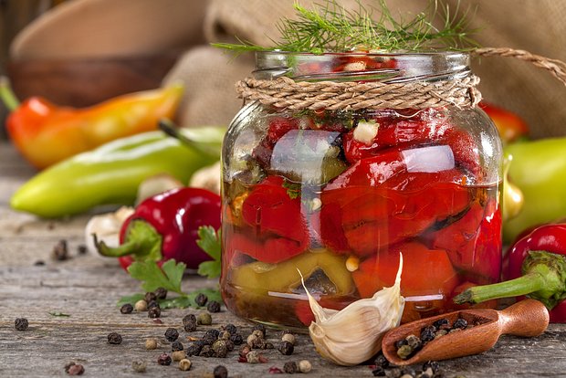 Маринованные гогошары по-молдавски эффектно смотрятся в банках