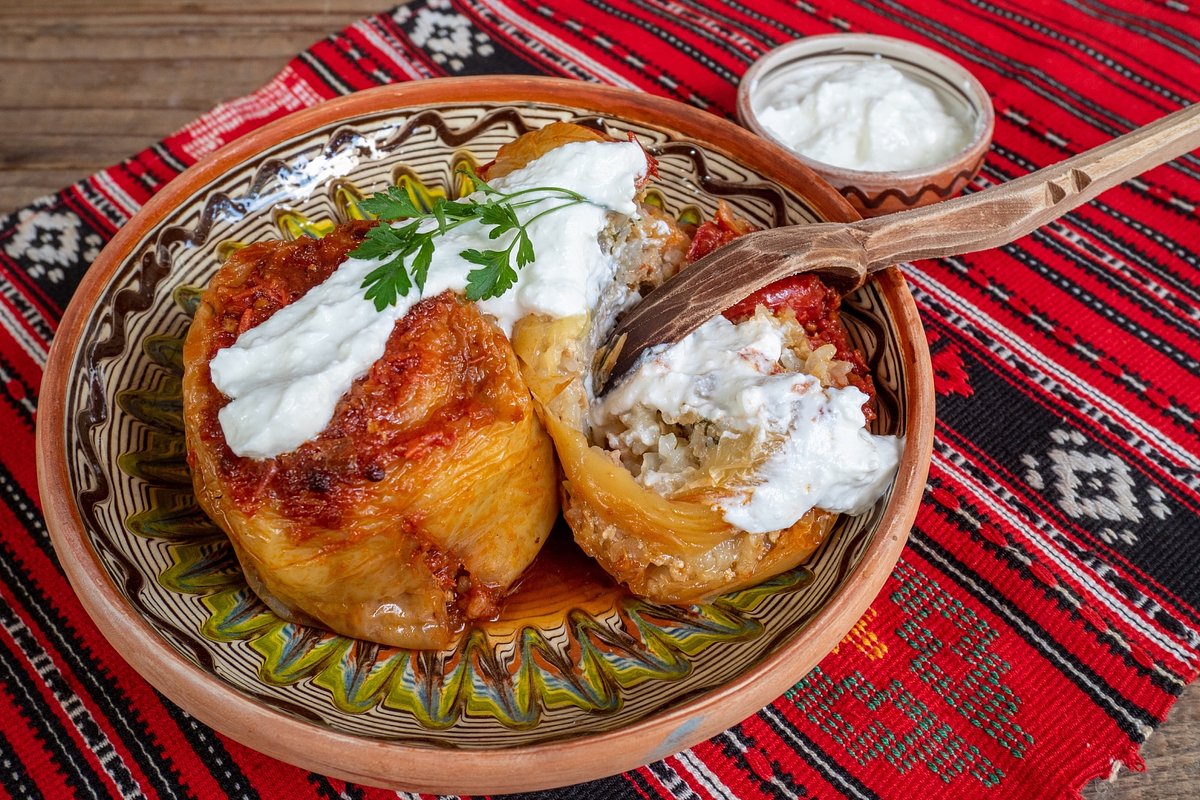 У фаршированных перцев по-балкански яркий вкус приправ и томата