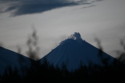 На Камчатке вулкан выбросил столб пепла