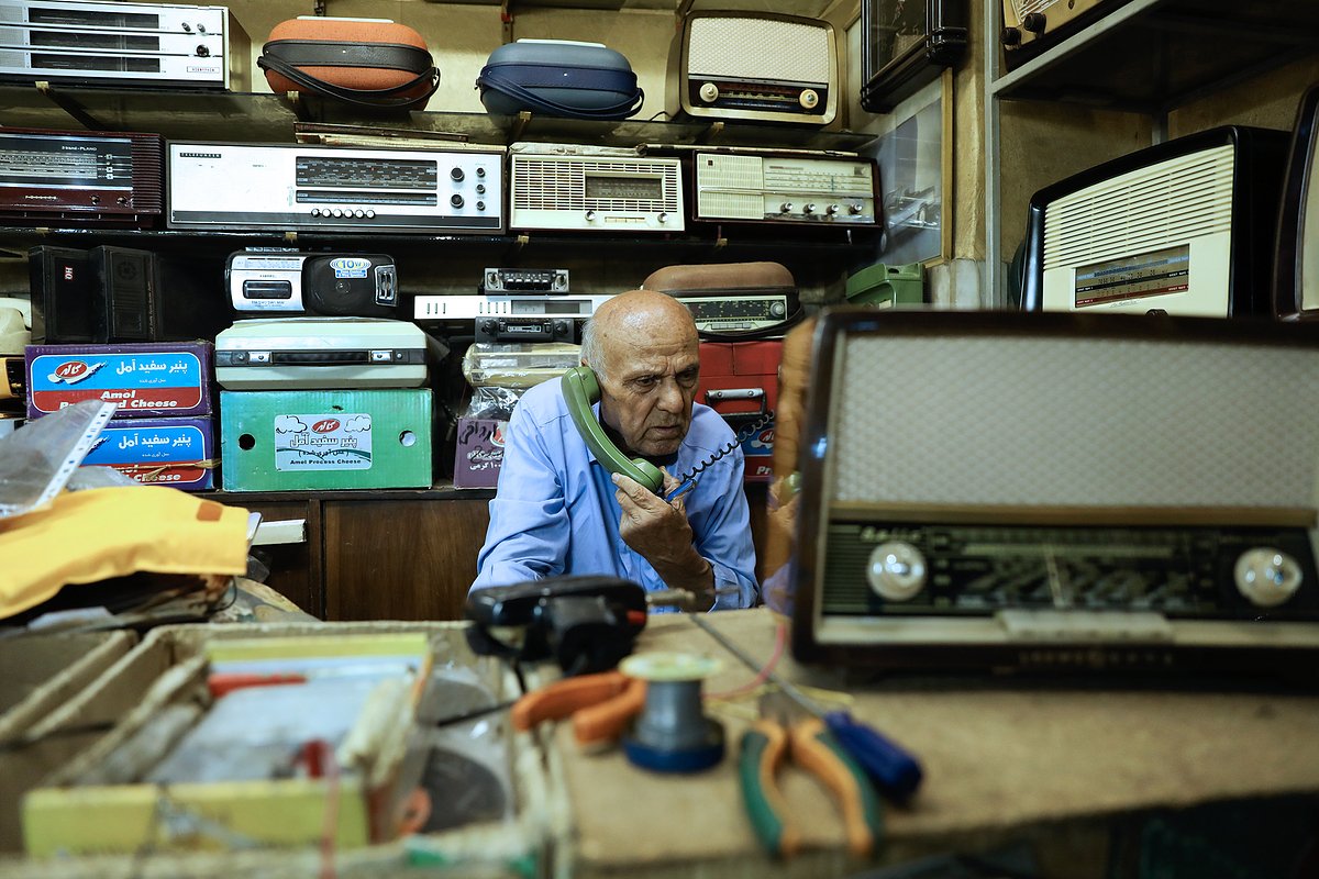 73-летний Реза Алимирзаи из Тегерана занимается ремонтом старых радиоприемников