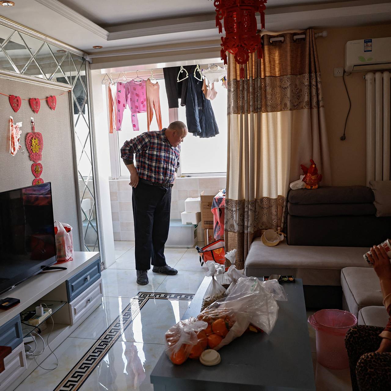 Мужчина поссорился с соседом и напугал его привидениями