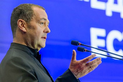 Медведев допустил резкую смену позиции Макрона по Украине из-за Трампа