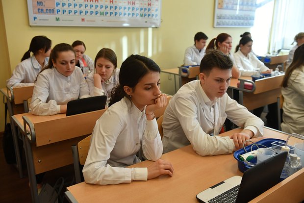 Минпросвещения утвердило перечень из 16 обязательных предметов для 10-11 классов