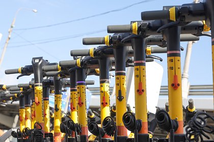 Подростки на электросамокате сбили пенсионера в Москве и скрылись