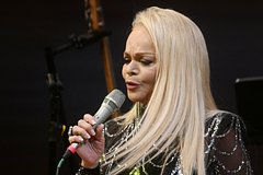 Лариса Долина