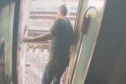 Вытолкнувшего проводницу на пути россиянина задержали