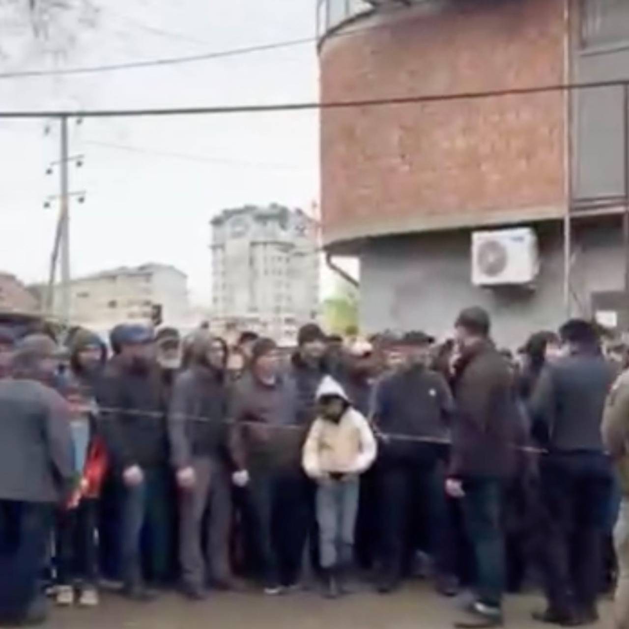 В Махачкале собрались сносить поплывшую многоэтажку