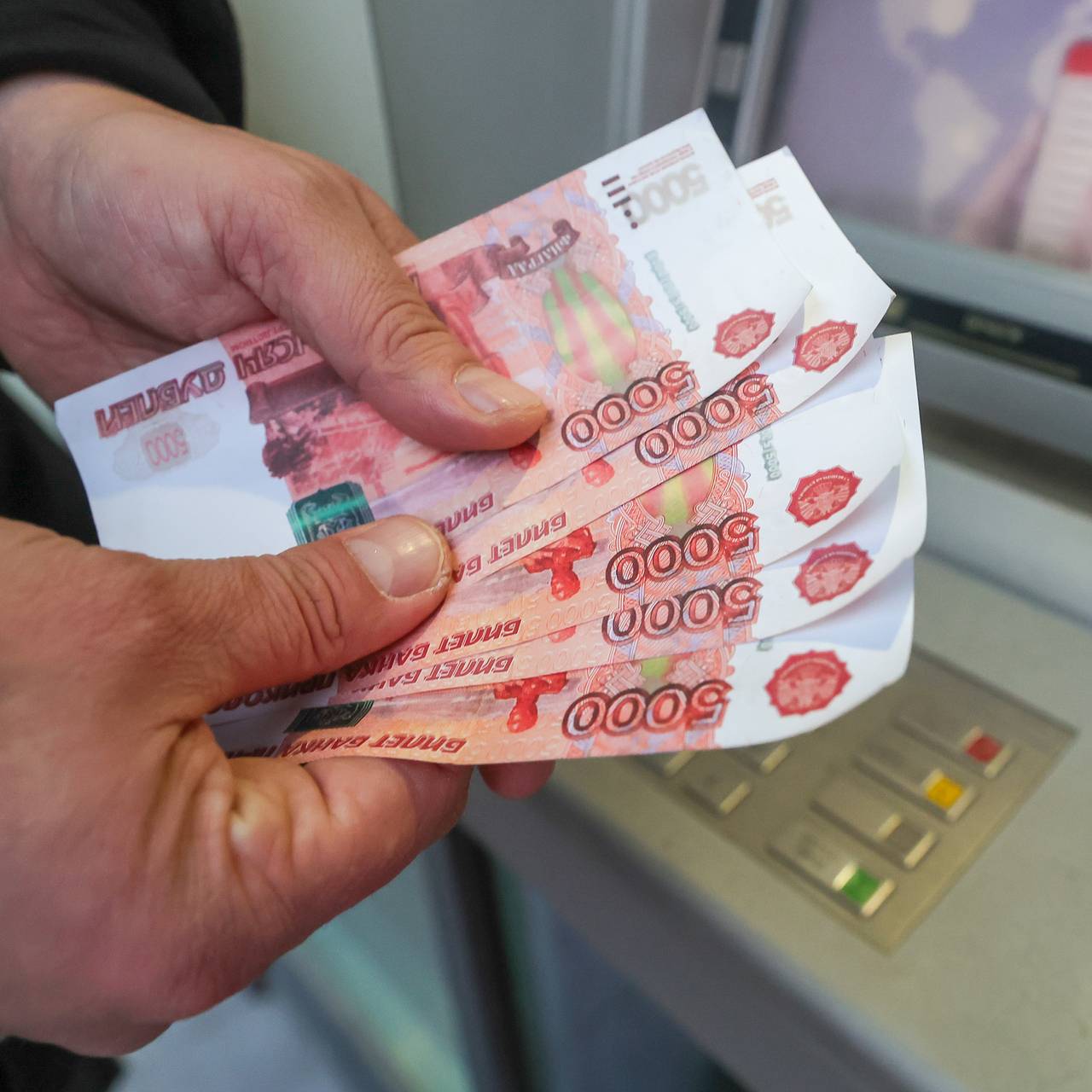 Названа отрасль экономики России со средней зарплатой в полмиллиона рублей