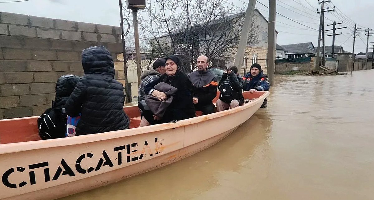 Спасатели эвакуируют людей из подтопленных жилых домов на улице Махачкалинской в Дербенте