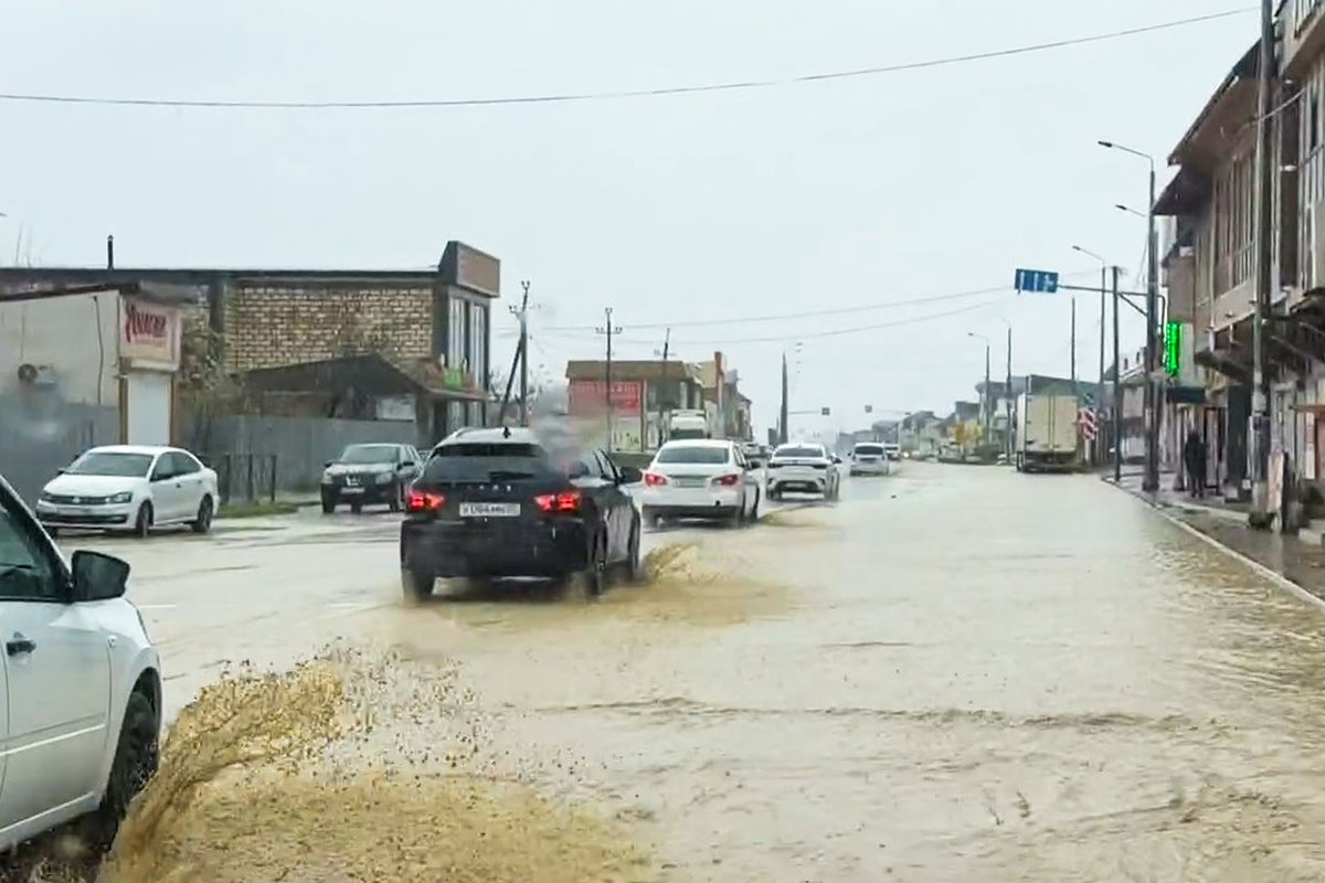Подтопленная в результате обильных ливневых дождей автомобильная дорога «Кавказ»