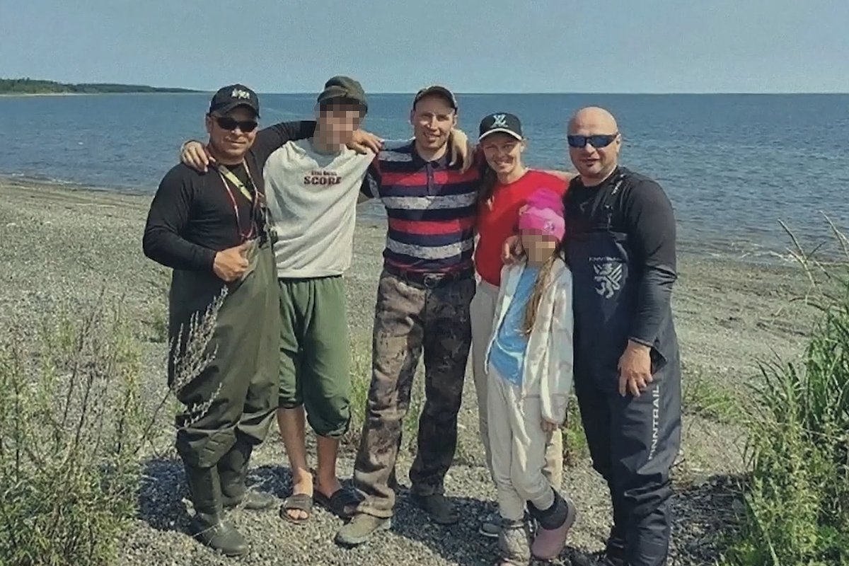 Слева направо: Сергей Пичугин, Илья, Денис (друг семьи) с женой и дочерью, Михаил Пичугин