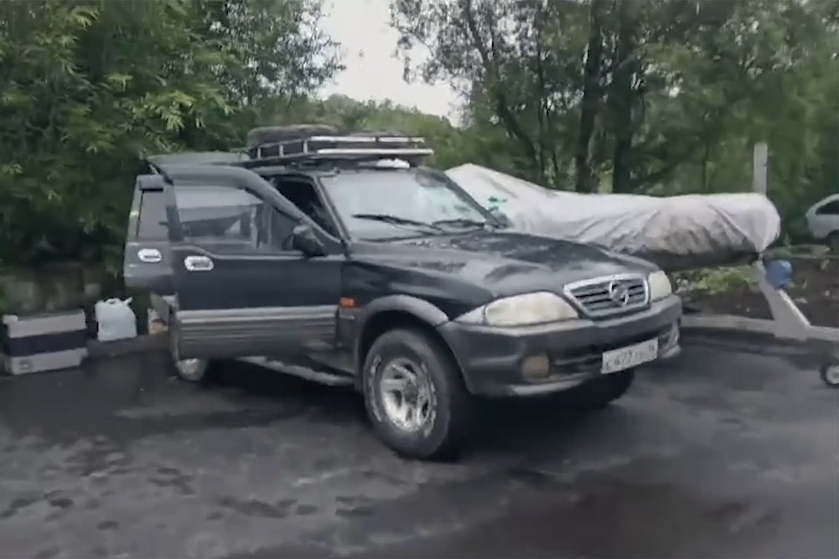 Автомобиль братьев Пичугиных и прицеп с надувной лодкой-катамараном. Кадр из съемки Сергея Пичугина перед путешествием