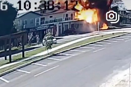 Самолет рухнул на здание ресторана в Бразилии и попал на видео