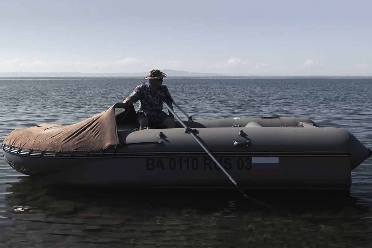Михаил Пичугин на лодке-катамаране, купленной для путешествия к Шантарским островам