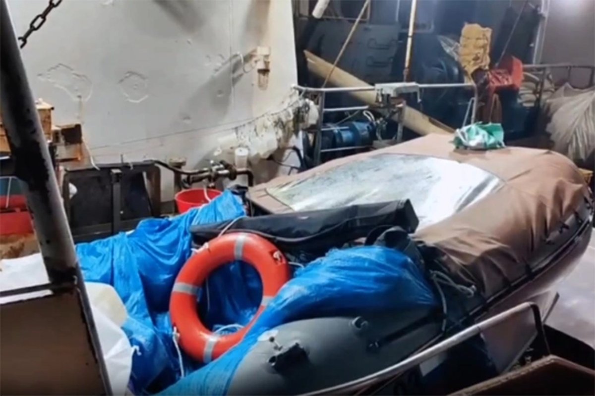 Лодка Михаила Пичугина на борту траулера «Ангел»