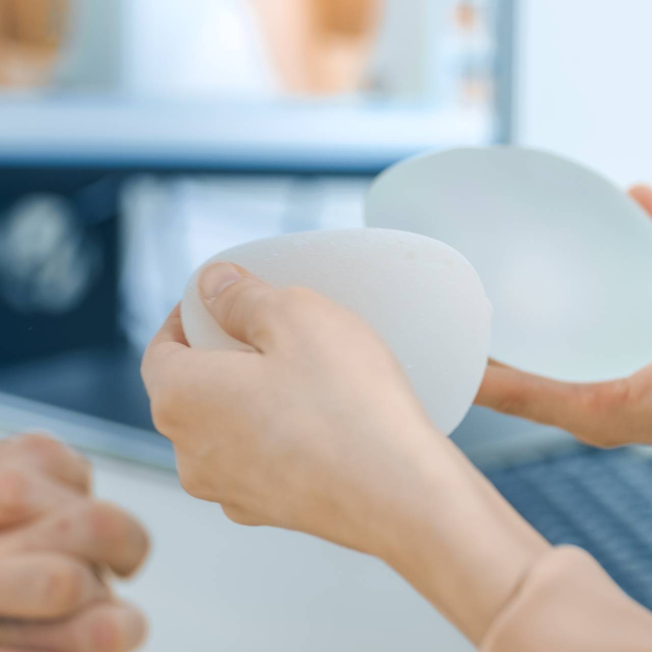 Россиянка сделала пластику и осталась с кривой грудью по вине хирурга