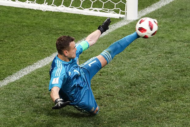 Игорь Акинфеев отбивает пенальти в 1/8 финала Чемпионата мира