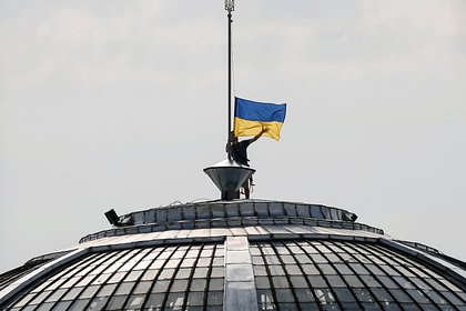 В Киеве приспустили главный флаг Украины
