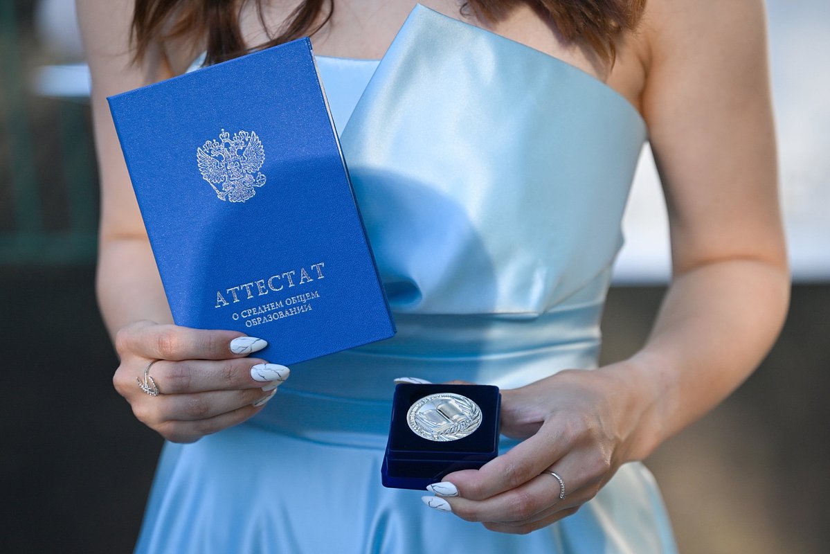 Серебряная медаль — это знак отличия, который вручают выпускникам школ за особые достижения в учебе