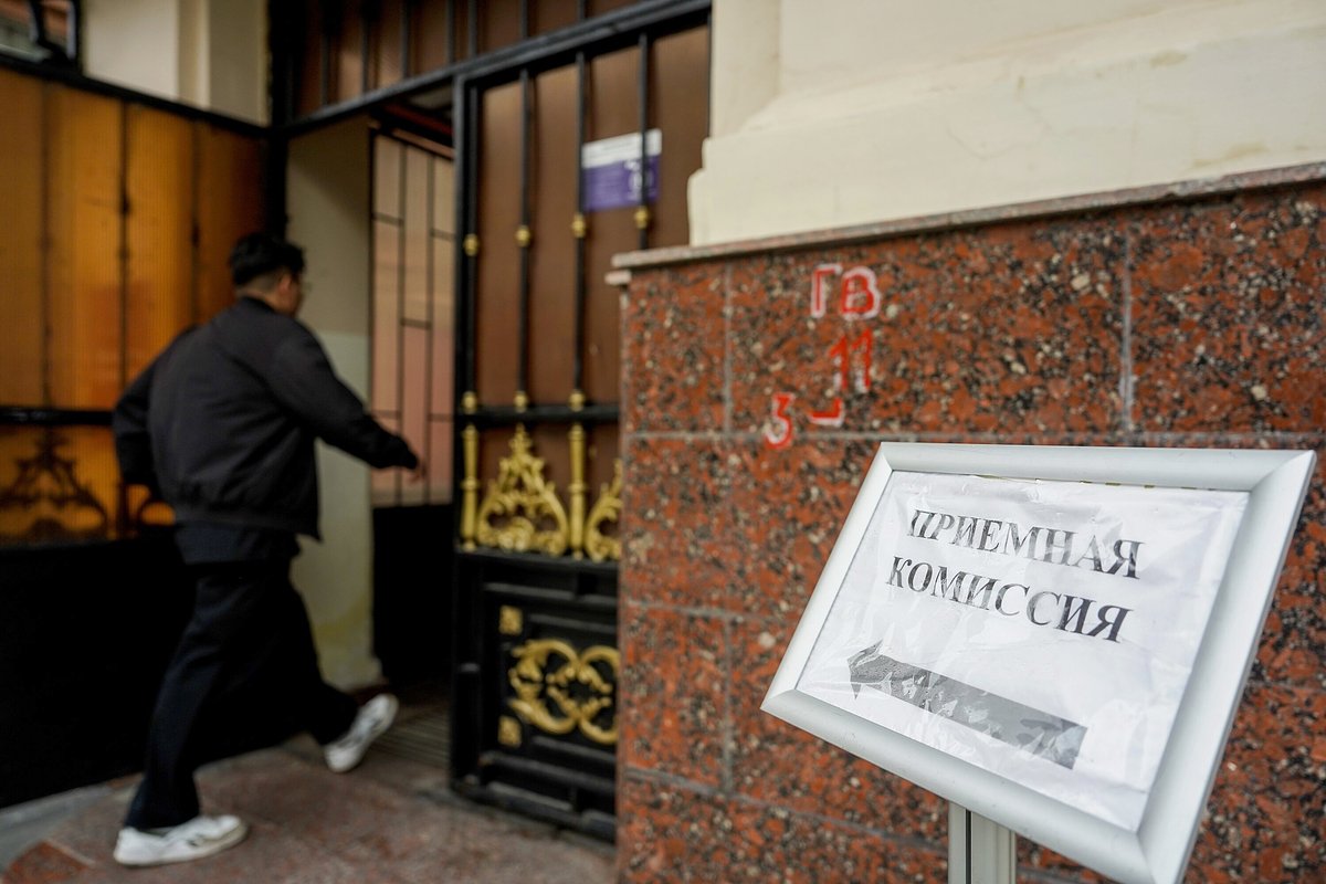 Для получения серебряной медали необходимо иметь в аттестате не более двух отметок «хорошо»