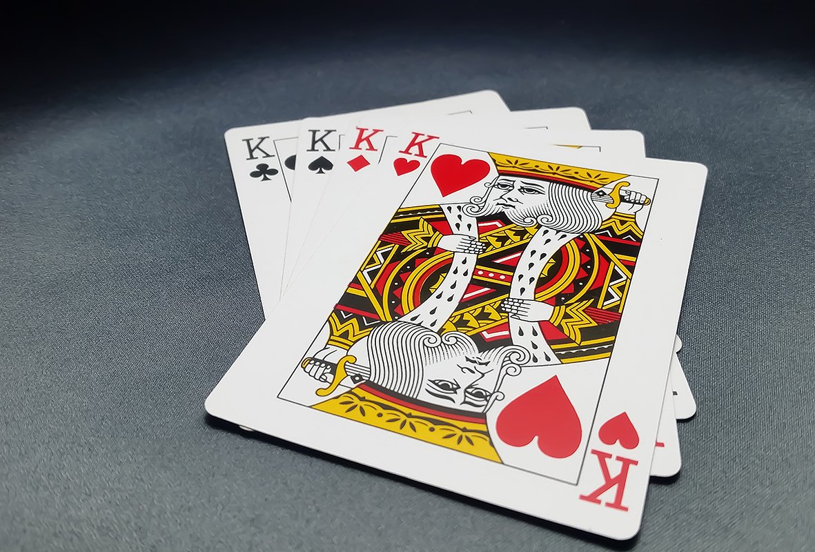 В первом туре должен ходить тот, кто раздавал карты