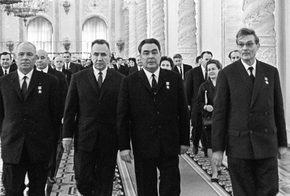 Руководители партии и государства Николай Подгорный, Алексей Косыгин, Леонид Брежнев и Михаил Суслов (слева направо) на XXIII съезде КПСС, 8 апреля 1966 года