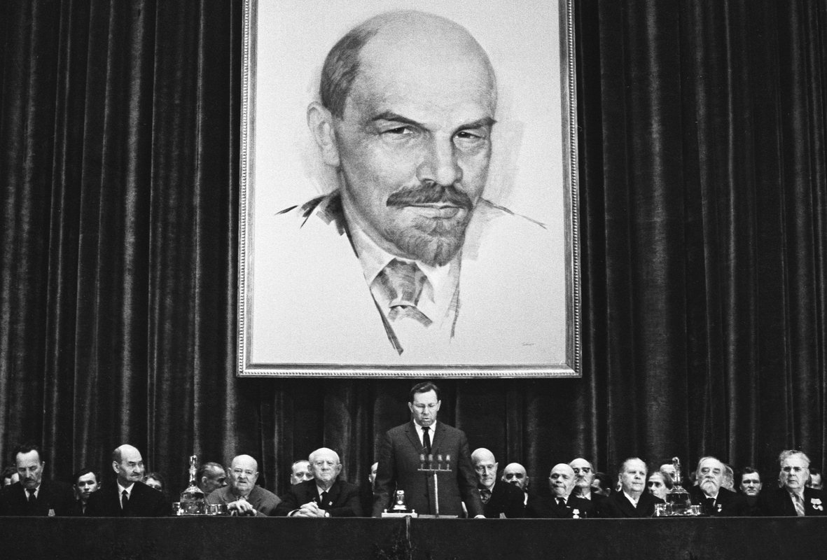 Первый секретарь Московского горкома КПСС Николай Егорычев (в центре) выступает на торжественном вечере в честь годовщины Декабрьского восстания 1905 года в Москве, 22 декабря 1965 года