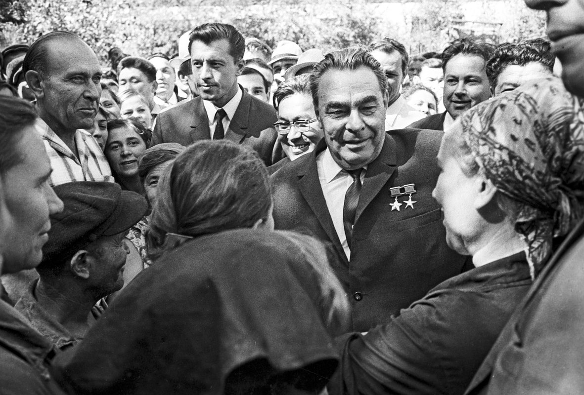 Генеральный секретарь ЦК КПСС Леонид Ильич Брежнев на Куйбышевском моторостроительном заводе имени М. В. Фрунзе, 1 мая 1972 года