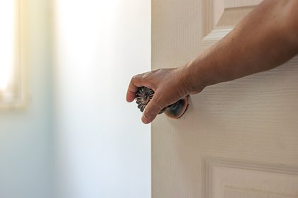 Забывающим причину выхода из комнаты людям объяснили это явление