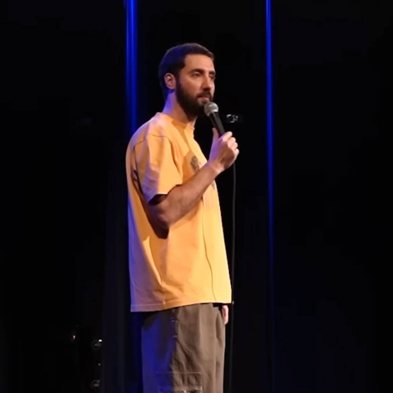 Лишенный российского гражданства комик похвастался видом на жительство европейской страны