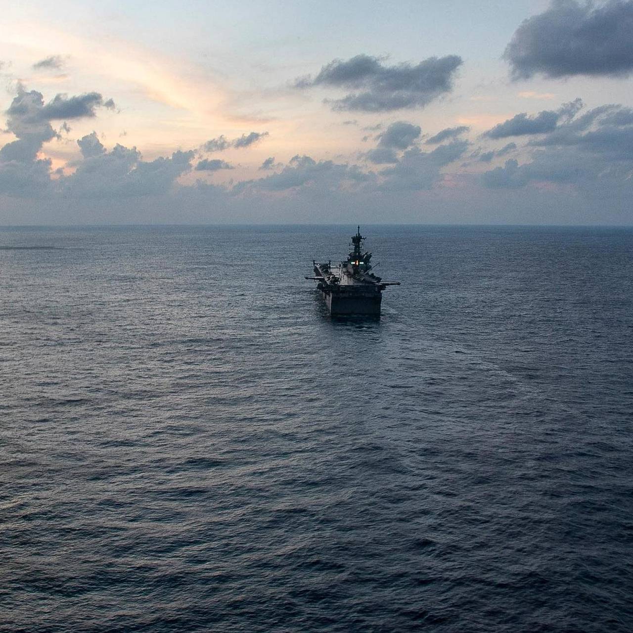 Иран атаковал десантный корабль США с пятью тысячами военных