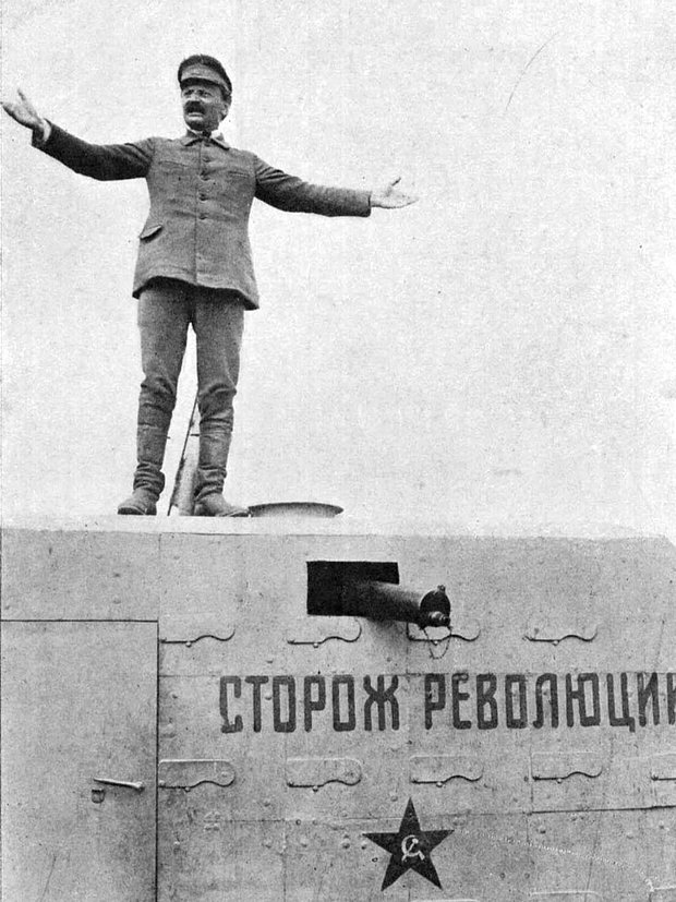 Троцкий выступает с речью со своего бронепоезда во время Гражданской войны, 1920 год