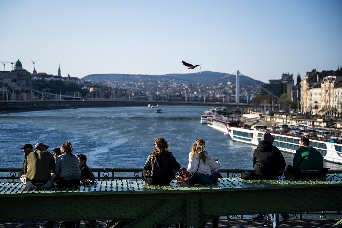 Сторонники оппозиционной партии «Тиса» на мосту в Будапеште, Венгрия, 3 апреля 2026 года