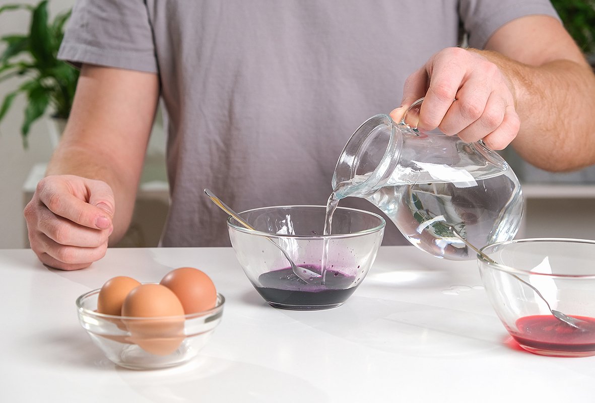 Яйца, окрашенные в вине, в зависимости от вида вина могут получиться разных оттенков