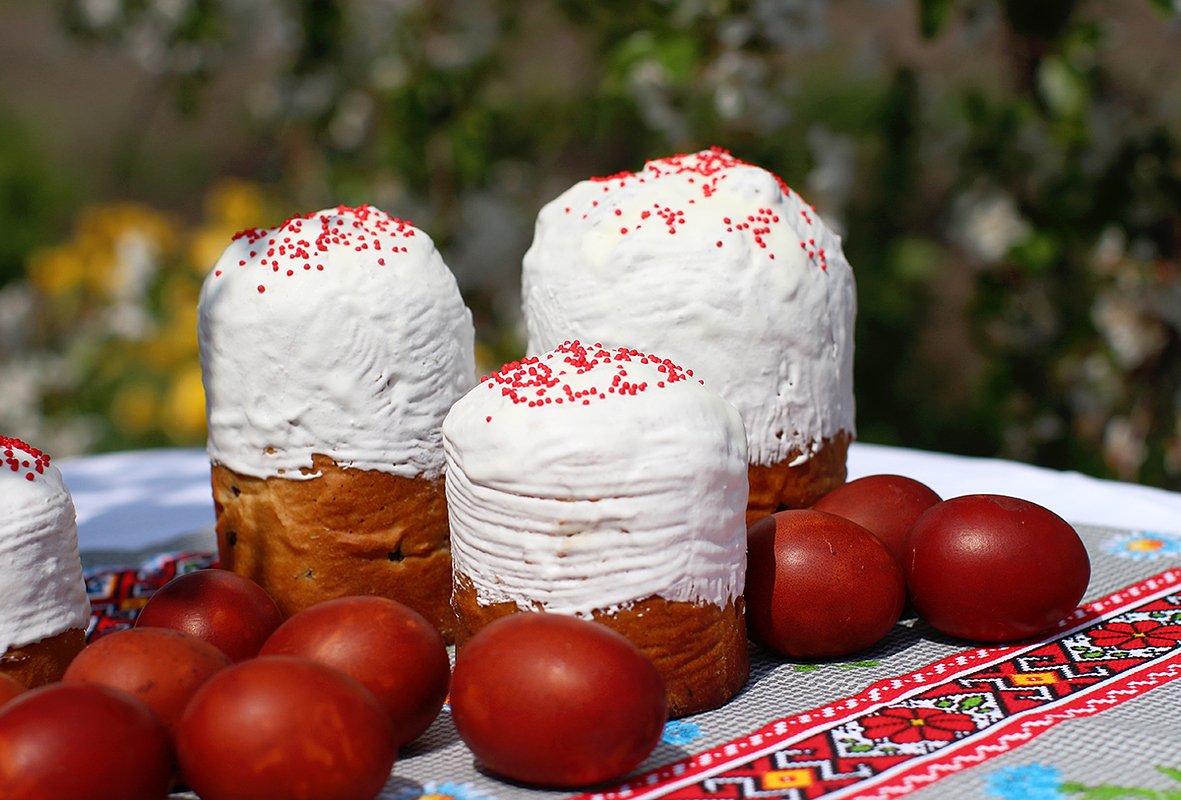 Окрашивание яиц красным вином позволяет придать скорлупе глубокие бордовые, фиолетовые и терракотовые тона.