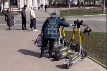 Пенсионерка разгромила стоянку электросамокатов в российском мегаполисе и попала на видео