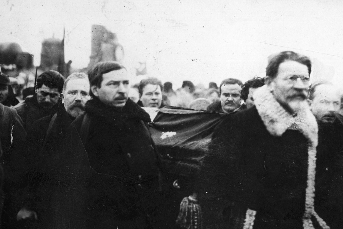 Похороны Ленина. Гроб несут Сталин, Калинин, Каменев, Бухарин, Зиновьев, Томский и Молотов