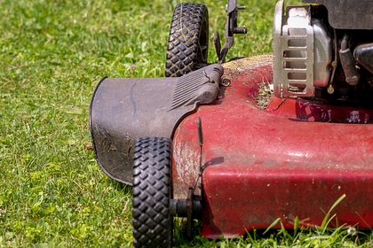 Мужчина получил в наследство 500 газонокосилок