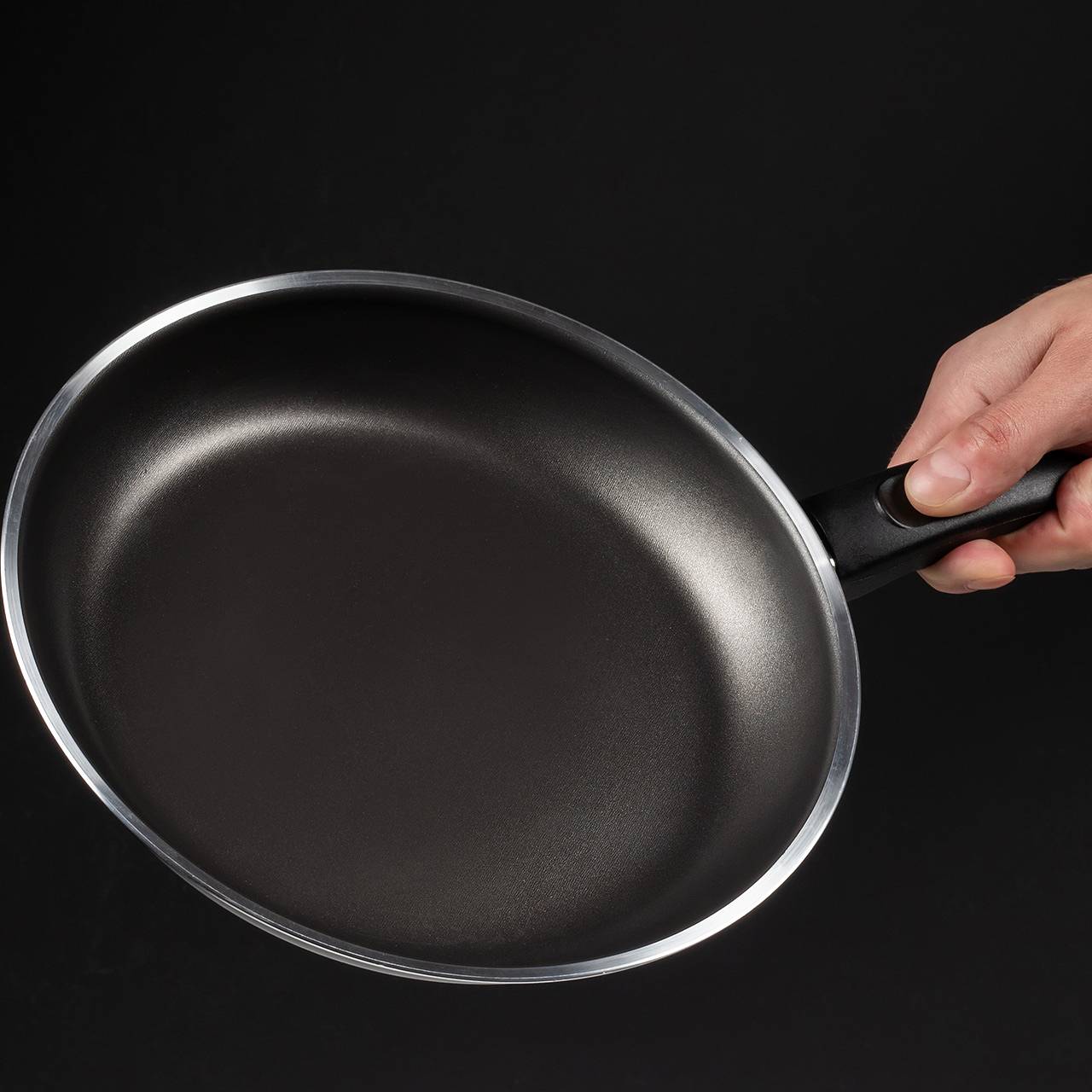 Россиянин сделал скрутку из сковородок и побил мировой рекорд