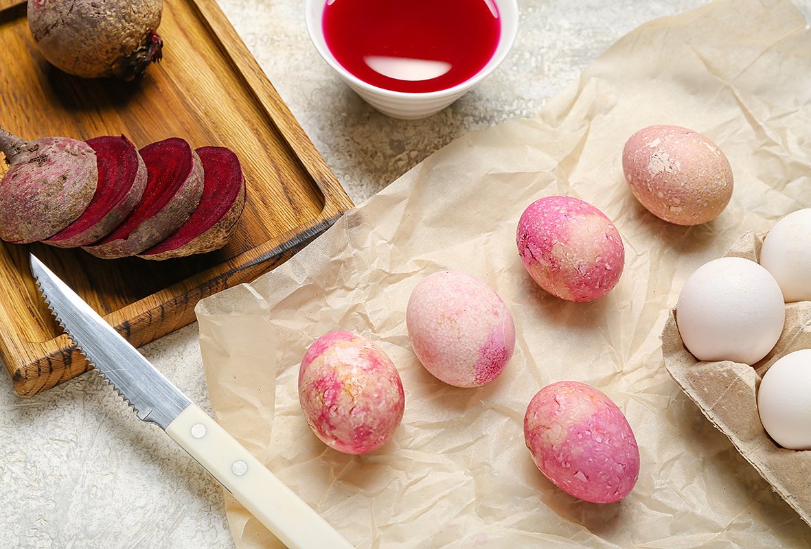 Свекла окрашивает скорлупу в розовые тона, при желании цвет можно довести до насыщенного малинового