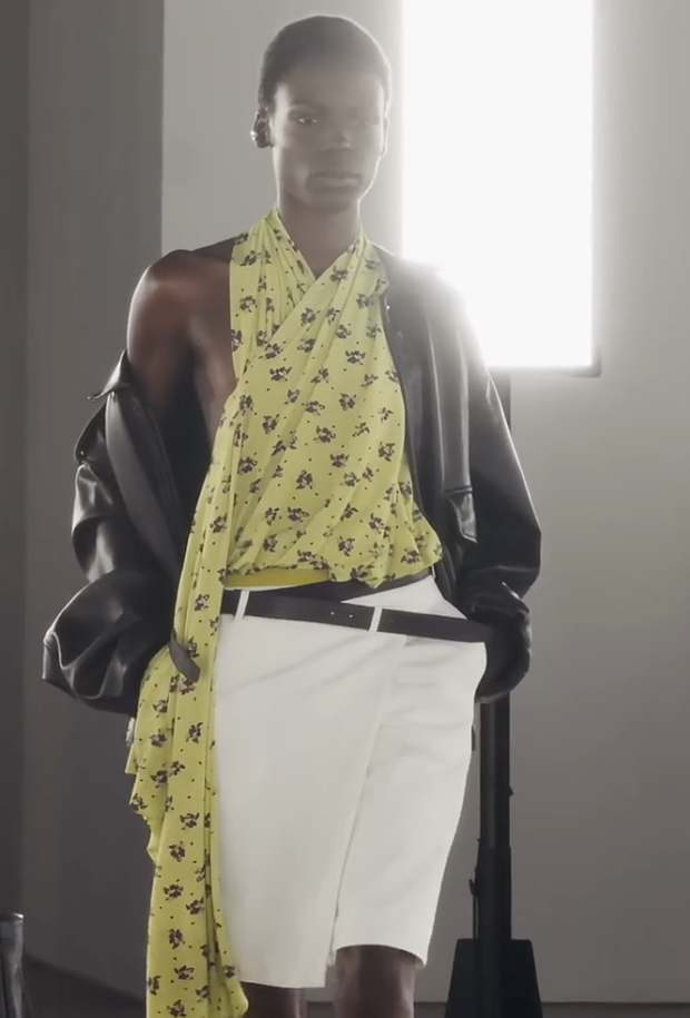 Дизайнеры Coperni в новой коллекции весна/лето 2026 показали, как сочетать объемный черный бомбер с летним легким нарядом 