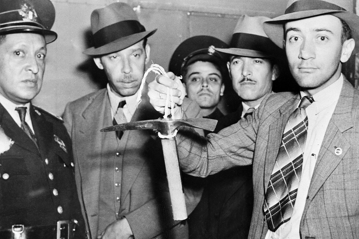 Мексиканский полицейский с ледорубом, которым убили Троцкого