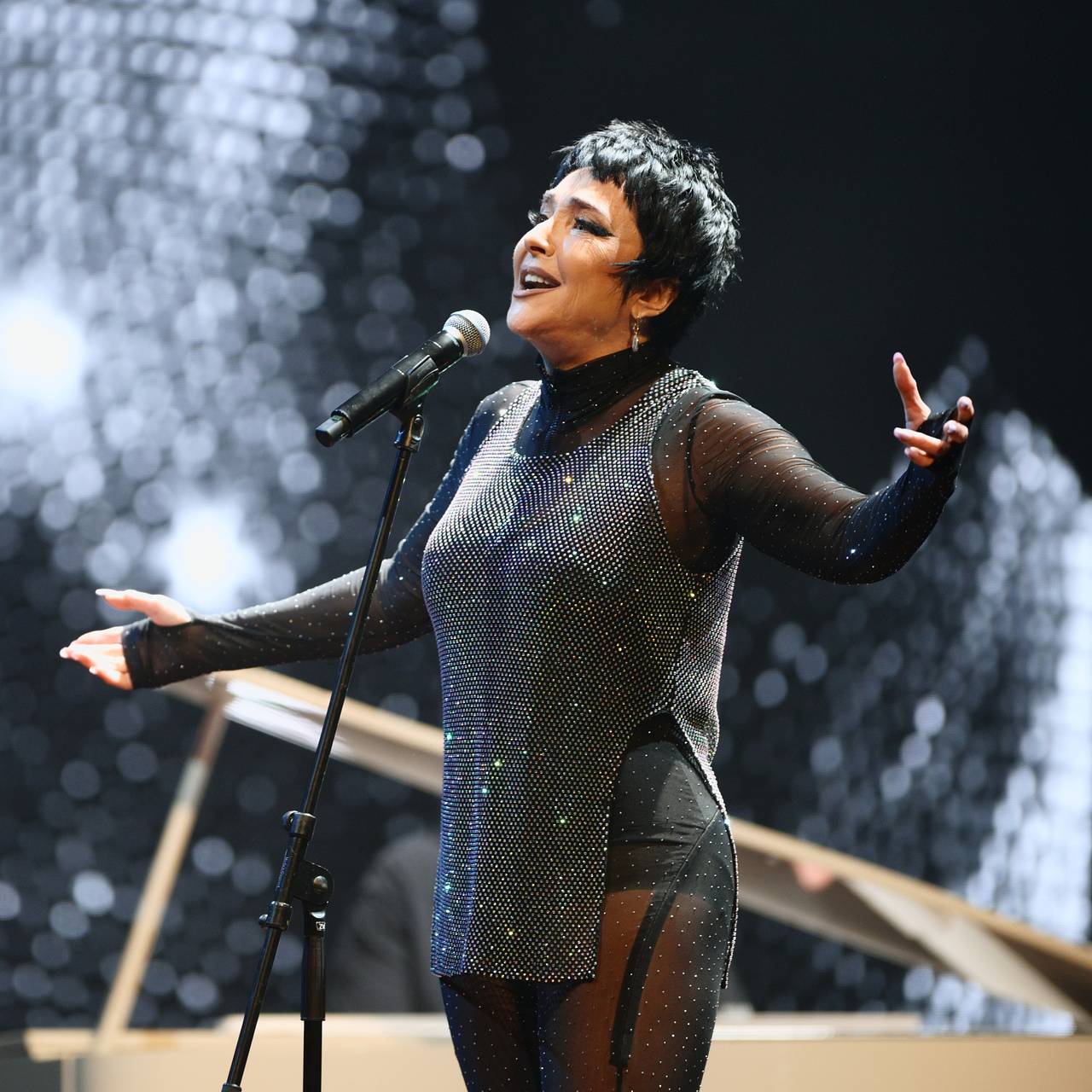 62-летняя Лолита в облегающем наряде анонсировала клип на новую песню