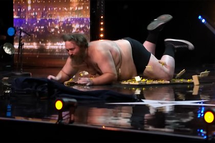 Участник телешоу в одних трусах начал пытать себя на сцене и шокировал зрителей