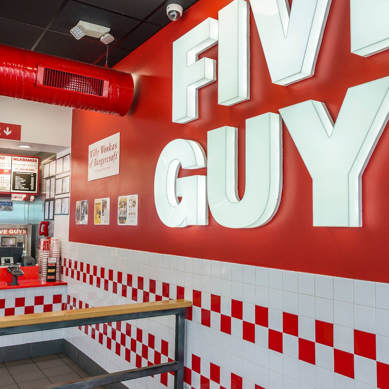 Миллиардер испугался расправы и раздал сотрудникам 120 миллионов рублей