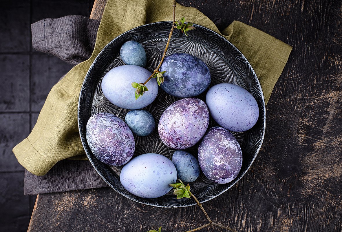 Если варить яйца в белом вине, они получаются мерцающими с налетом «космической пыли»