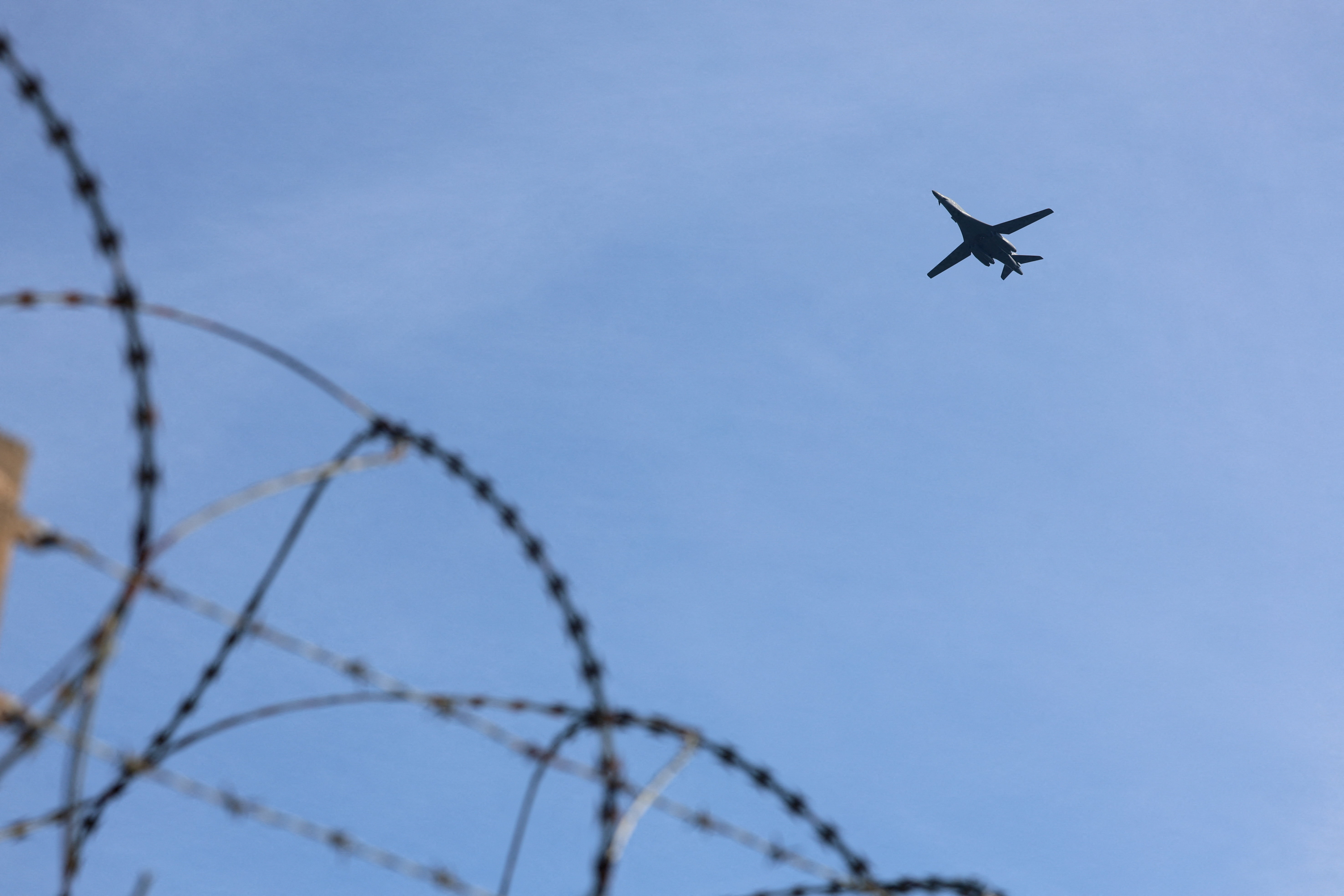 США сбросили 100 мощных бомб при спасении летчика в Иране