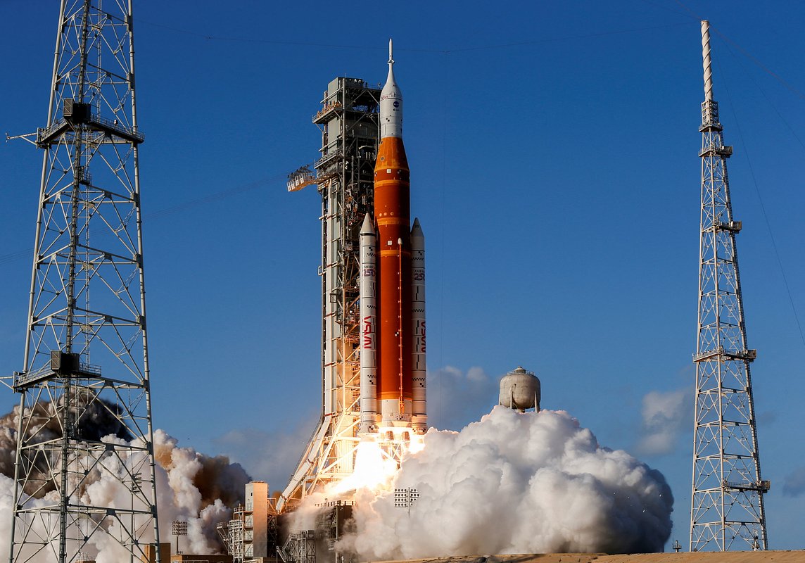 Старт ракеты SLS с кораблем Orion и астронавтами на его борту