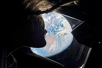 CША побили рекорд по дальности полета в космосе. Астронавты корабля Orion публикуют уникальные снимки Луны и возвращаются на Землю 